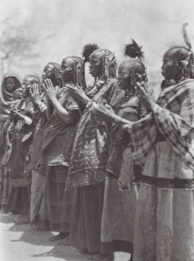 Afrika: Aulad Hamid kadınları dans ederken alkış tutuyor (b/w fotoğraf) by Hugo Adolf Bernatzik