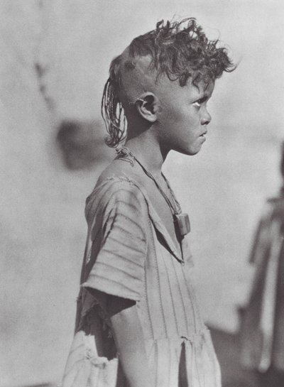 Afrika: Muskalı Bisharinli çocuk (b/w fotoğraf) by Hugo Adolf Bernatzik