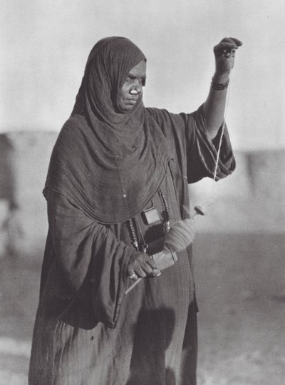 Afrika: Bisharin kadını iplik eğiriyor, Nubya çölü (b/w fotoğraf) by Hugo Adolf Bernatzik