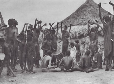 Afrika: Dinka inek dansı (siyah-beyaz fotoğraf) by Hugo Adolf Bernatzik