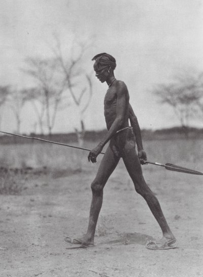 Afrika: Mızraklı Dinka savaşçısı (b/w fotoğraf) by Hugo Adolf Bernatzik