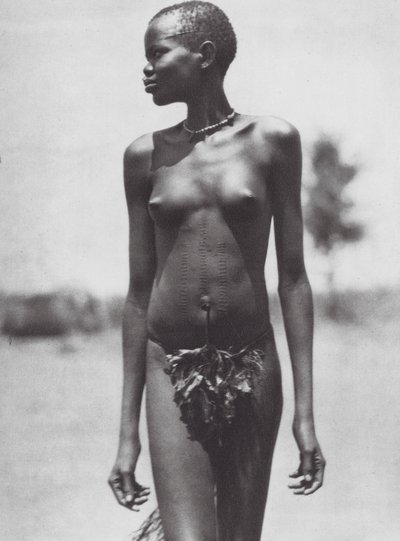 Afrika: Djur kızı, Sudan (b/w fotoğraf) by Hugo Adolf Bernatzik