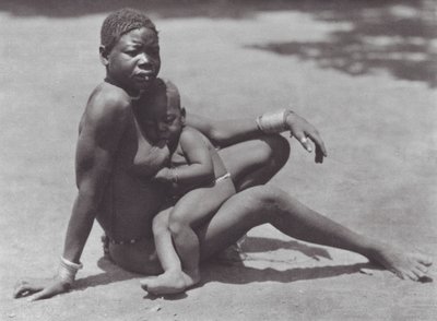Afrika: Doğu Djur, Anne ve Çocuk (b/w fotoğraf) by Hugo Adolf Bernatzik