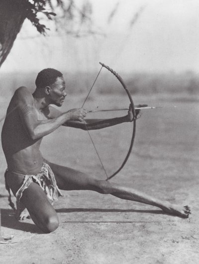 Afrika: Doğu Djur okçusu (b/w fotoğraf) by Hugo Adolf Bernatzik