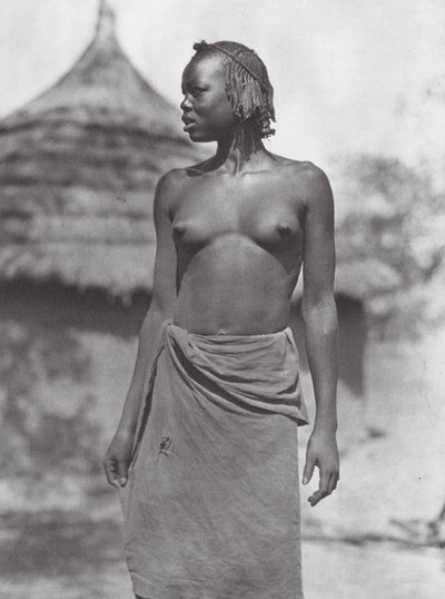 Afrika: Eliri kızı (siyah-beyaz fotoğraf) by Hugo Adolf Bernatzik