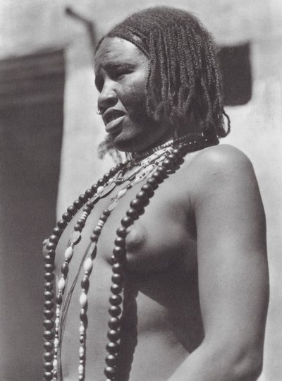 Afrika: Gawazi, profesyonel bir dansçı (b/w fotoğraf) by Hugo Adolf Bernatzik