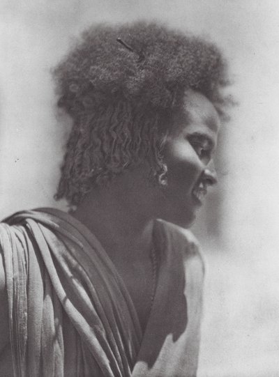 Afrika: Hadendoa gençliği, Doğu Sudan (b/w fotoğraf) by Hugo Adolf Bernatzik
