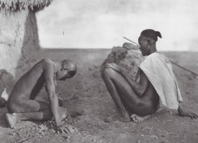 Afrika: Bir hastaya kan veren doktor (siyah-beyaz fotoğraf) by Hugo Adolf Bernatzik