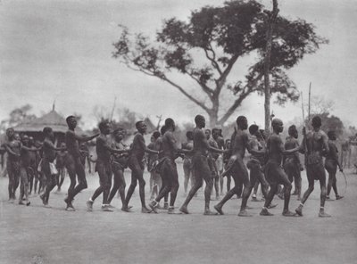 Afrika: Moru Dansı (siyah-beyaz fotoğraf) by Hugo Adolf Bernatzik