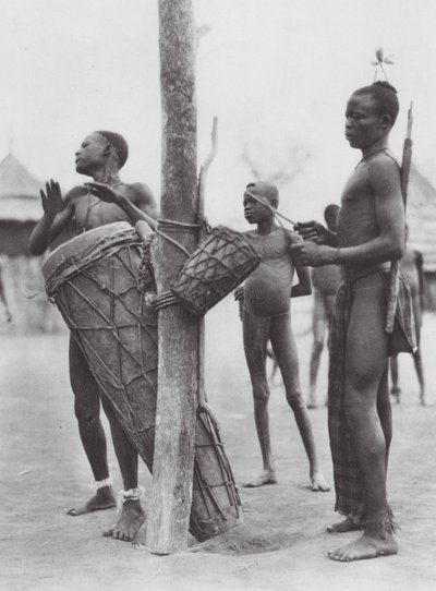 Afrika: Davul çalan Moru erkekleri (b/w fotoğraf) by Hugo Adolf Bernatzik