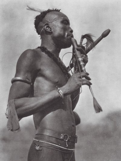 Afrika: Niambara flüt sanatçısı (siyah-beyaz fotoğraf) by Hugo Adolf Bernatzik