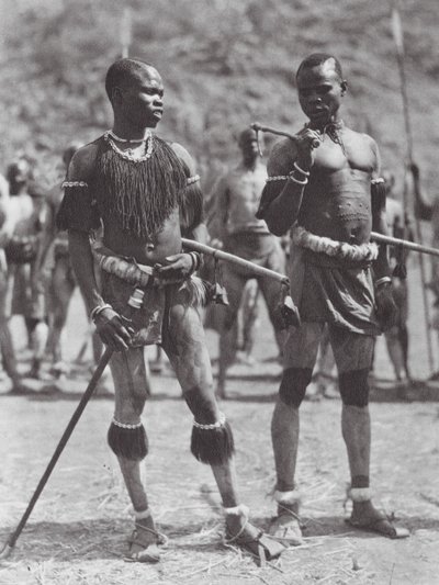 Afrika: Nuba çıngıraklı dansçıları (siyah-beyaz fotoğraf) by Hugo Adolf Bernatzik