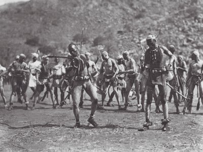 Afrika: Nuba çıngırak dansı (b/w fotoğraf) by Hugo Adolf Bernatzik