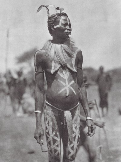 Afrika: Festival süslemeli Nuba kadını (b/w fotoğraf) by Hugo Adolf Bernatzik