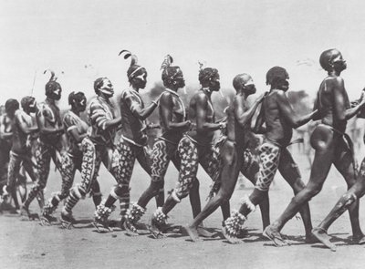 Afrika: Dans eden Nuba kadınları (b/w fotoğraf) by Hugo Adolf Bernatzik