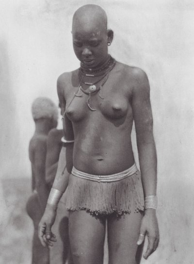 Afrika: Nuer Kadını (b/w fotoğraf) by Hugo Adolf Bernatzik