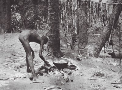 Afrika: Nuer timsah eti pişiriyor (s/b fotoğraf) by Hugo Adolf Bernatzik