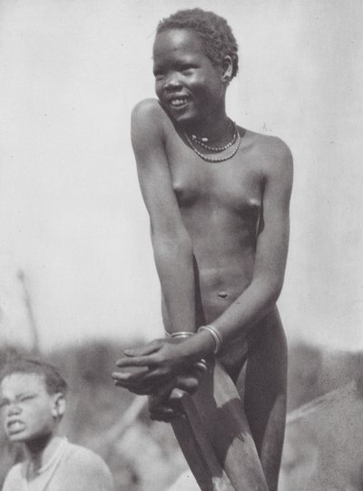 Afrika: Nuer kızı (siyah-beyaz fotoğraf) by Hugo Adolf Bernatzik