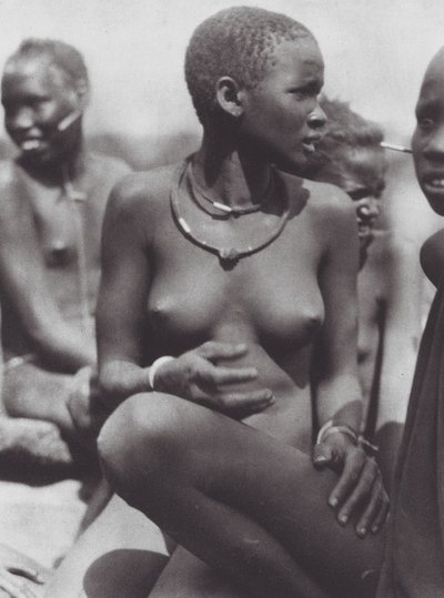Afrika: Zürafa kılı kolye takan Nuer kızı (b/w fotoğraf) by Hugo Adolf Bernatzik
