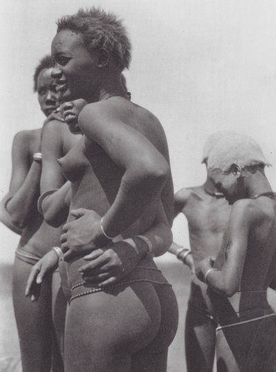 Afrika: Nuer kızları ve çocukları (b/w fotoğraf) by Hugo Adolf Bernatzik
