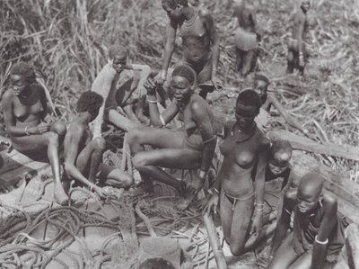 Afrika: Sudan yelkenlisinde Nuer kızları (b/w fotoğraf) by Hugo Adolf Bernatzik