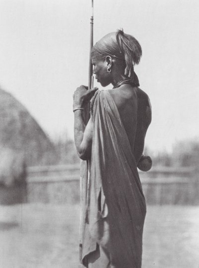 Afrika: Shilluk kıyafetli Nuer (b/w fotoğraf) by Hugo Adolf Bernatzik