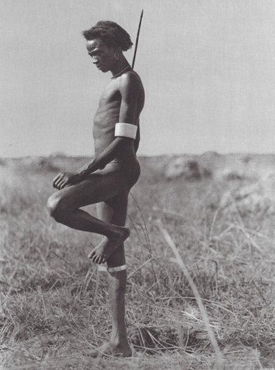 Afrika: Nuer, dinlenme pozisyonu (b/w fotoğraf) by Hugo Adolf Bernatzik