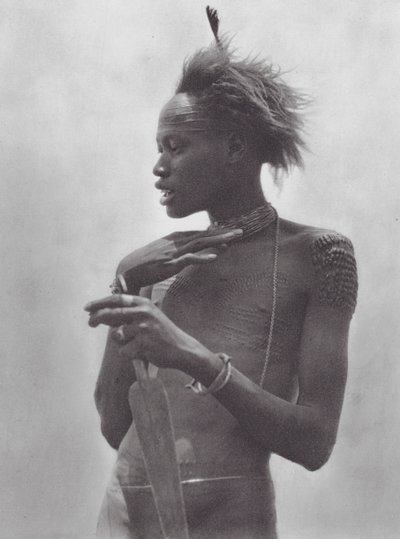 Afrika: Alnında kabile işareti olan Nuer savaşçısı (b/w fotoğraf) by Hugo Adolf Bernatzik