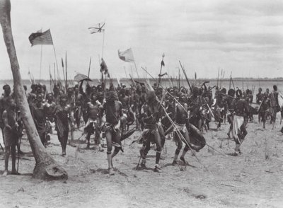 Afrika: Tonga yakınlarında Shilluk cenaze töreni (siyah-beyaz fotoğraf) by Hugo Adolf Bernatzik