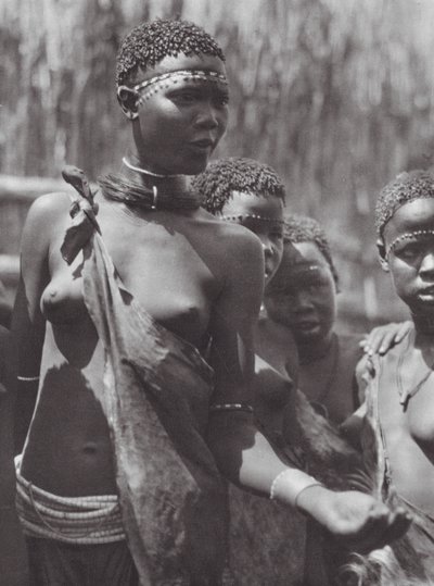 Afrika: Shilluk kızları (siyah-beyaz fotoğraf) by Hugo Adolf Bernatzik