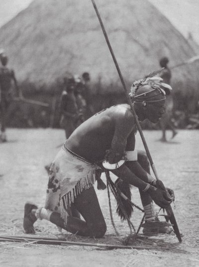 Afrika: Şilluk bayram kıyafetleri içinde (b/w fotoğraf) by Hugo Adolf Bernatzik