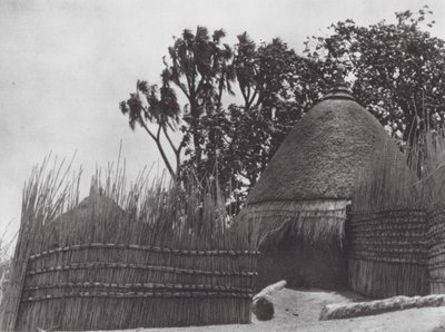 Afrika: Shilluk tapınağı (s/b fotoğraf) by Hugo Adolf Bernatzik