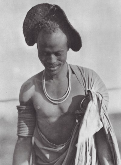 Afrika: Kukuletalı Şilluk savaşçısı (b/w fotoğraf) by Hugo Adolf Bernatzik
