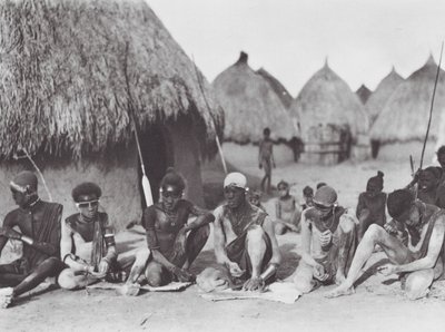 Afrika: Shilluk savaşçıları kendilerini odun külleriyle ovuyor (b/w fotoğraf) by Hugo Adolf Bernatzik