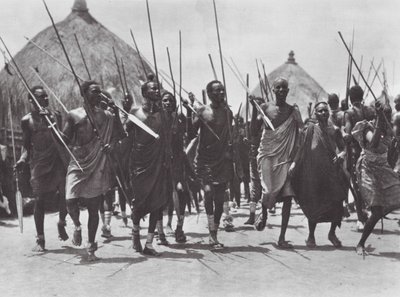 Afrika: Shilluk savaşçıları bir şefin mezarına saldırıyor (b/w fotoğraf) by Hugo Adolf Bernatzik