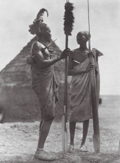 Afrika: Festival kıyafetli Şilluklar (s/b fotoğraf) by Hugo Adolf Bernatzik