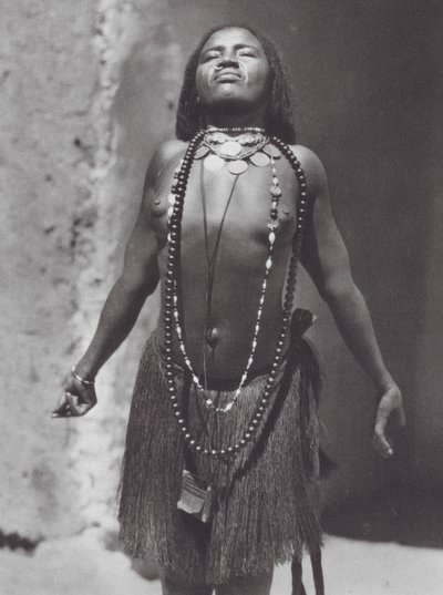 Afrika: Sudanlı dansöz (b/w fotoğraf) by Hugo Adolf Bernatzik