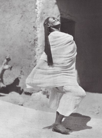 Afrika: Sudanlı dansçı kız, Omdurman (b/w fotoğraf) by Hugo Adolf Bernatzik