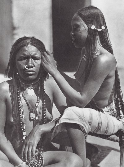 Afrika: Sudanlı kadınlar saç örüyor (s/b fotoğraf) by Hugo Adolf Bernatzik