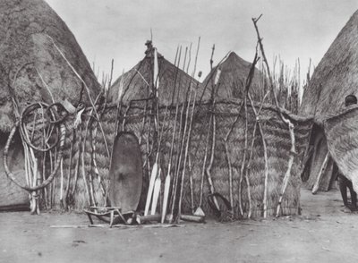 Afrika: Ölen bir Şilluk şefinin mülkü (siyah-beyaz fotoğraf) by Hugo Adolf Bernatzik