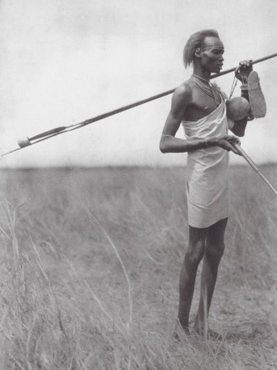 Afrika: Gezgin Dinka savaşçısı (siyah-beyaz fotoğraf) by Hugo Adolf Bernatzik