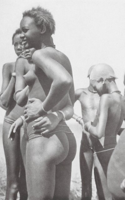 Nuer kızı (siyah-beyaz fotoğraf) by Hugo Adolf Bernatzik