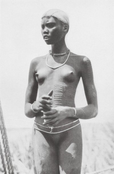 Nuer kızı (siyah-beyaz fotoğraf) by Hugo Adolf Bernatzik