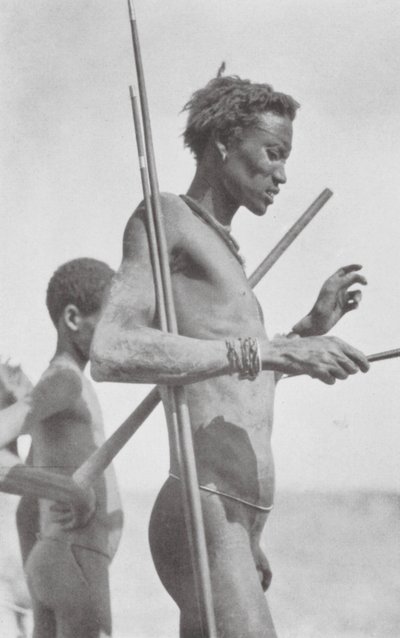 Nuer adamı (siyah-beyaz fotoğraf) by Hugo Adolf Bernatzik