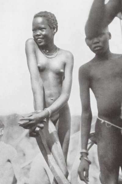 Nuer, kız ve erkek (siyah-beyaz fotoğraf) by Hugo Adolf Bernatzik
