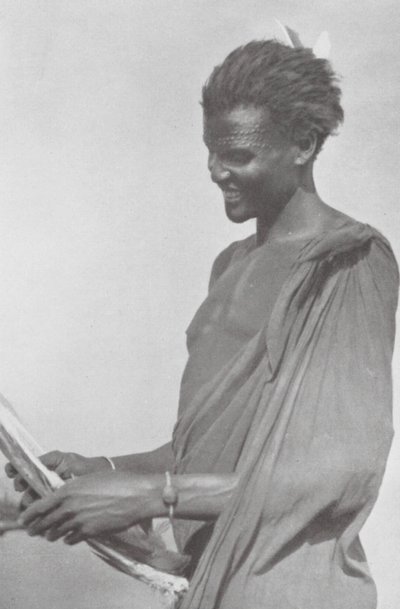 Schilluk-Mann (siyah-beyaz fotoğraf) by Hugo Adolf Bernatzik