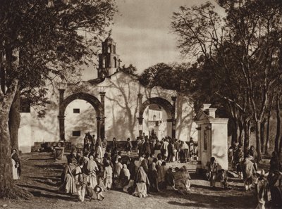 Meksika: Amecameca, Kutsal Dağ Şapeli önünde tören alayı (b/w fotoğraf) by Hugo Brehme