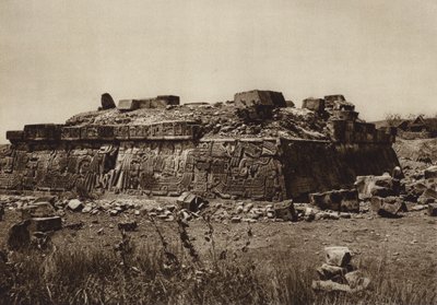 Meksika: Xochicalco Piramidi, Restorasyondan önce (b/w fotoğraf) by Hugo Brehme