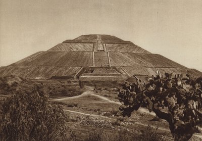 Meksika: San Juan Teotihuacan, Batı cephesi (b/w fotoğraf) by Hugo Brehme