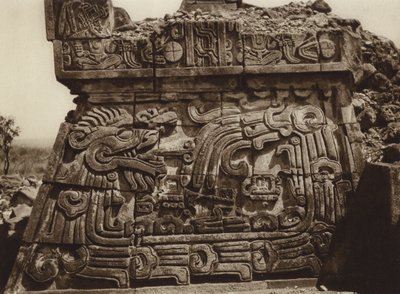 Meksika: Xochicalco, Yılanlı ve hiyeroglifli piramidin bir bölümü (b/w fotoğraf) by Hugo Brehme